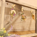 カフェ感漂うディスプレイ。シャビー加工でナチュラル感をだしました。