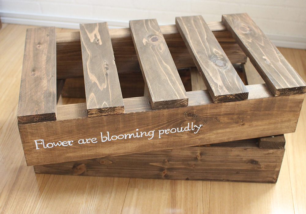 お花屋さんみたいに花台をつくりました。