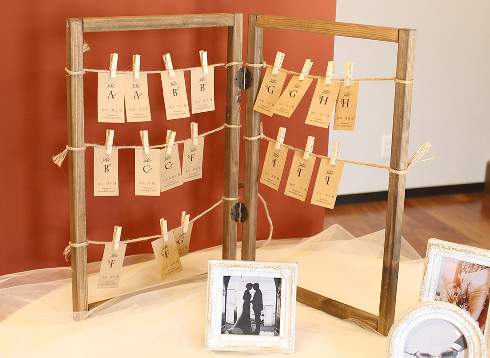 しきたりにとらわれない、カジュアルな演出。エスコートカードセット